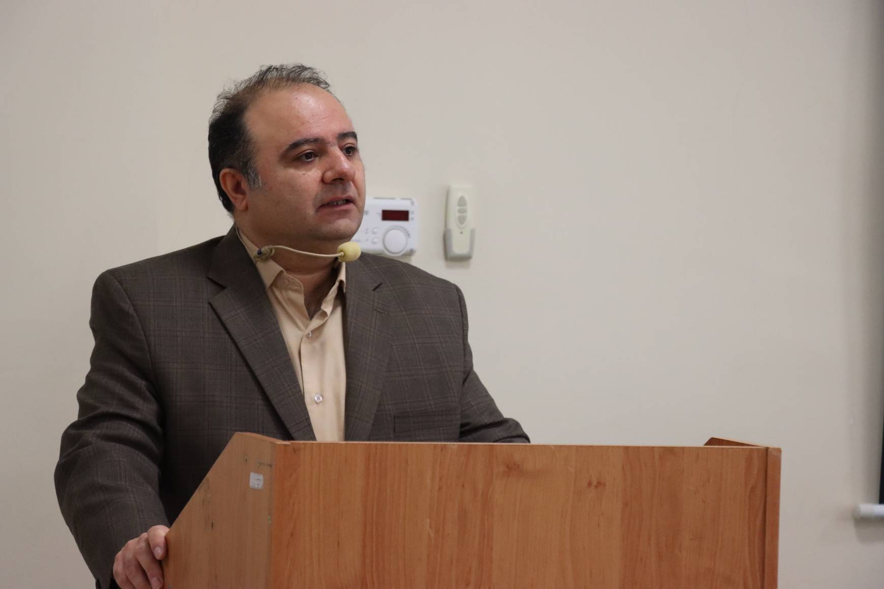 پانل علمی مدیریت اورژانس‌های قلب و عروق در مادران باردار در بخش اورژانس برگزار شد. 